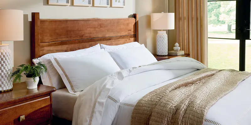 Bassett 2015-K169 Heritage Maple Live Edge Panel King Bed Bassett 2015-K169 Heritage Maple Live Edge Panel King Bed