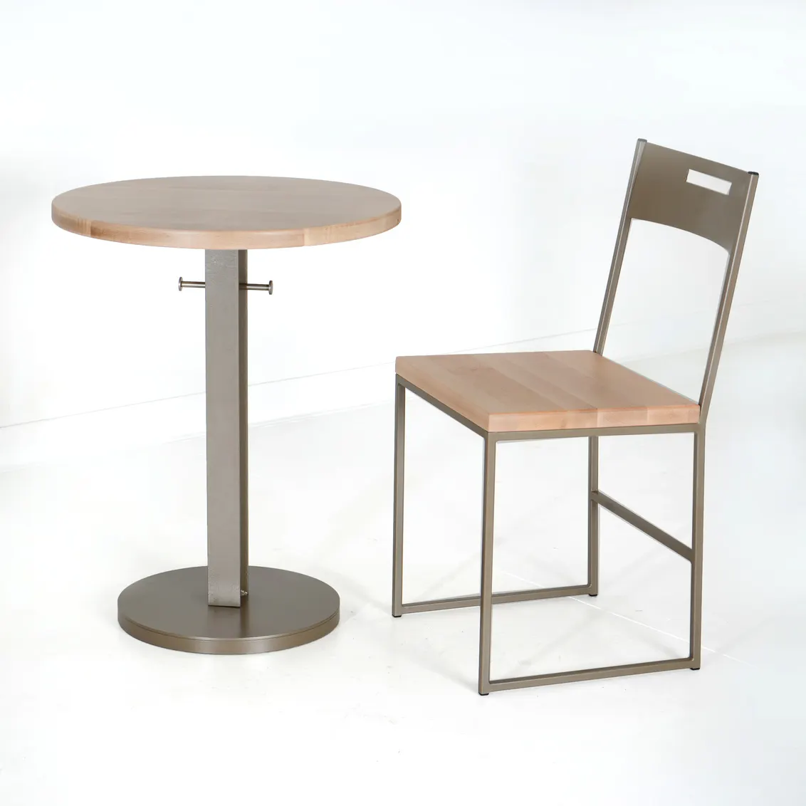 Charleston Forge H0318 Mazo 30″ Round Bar Height Table