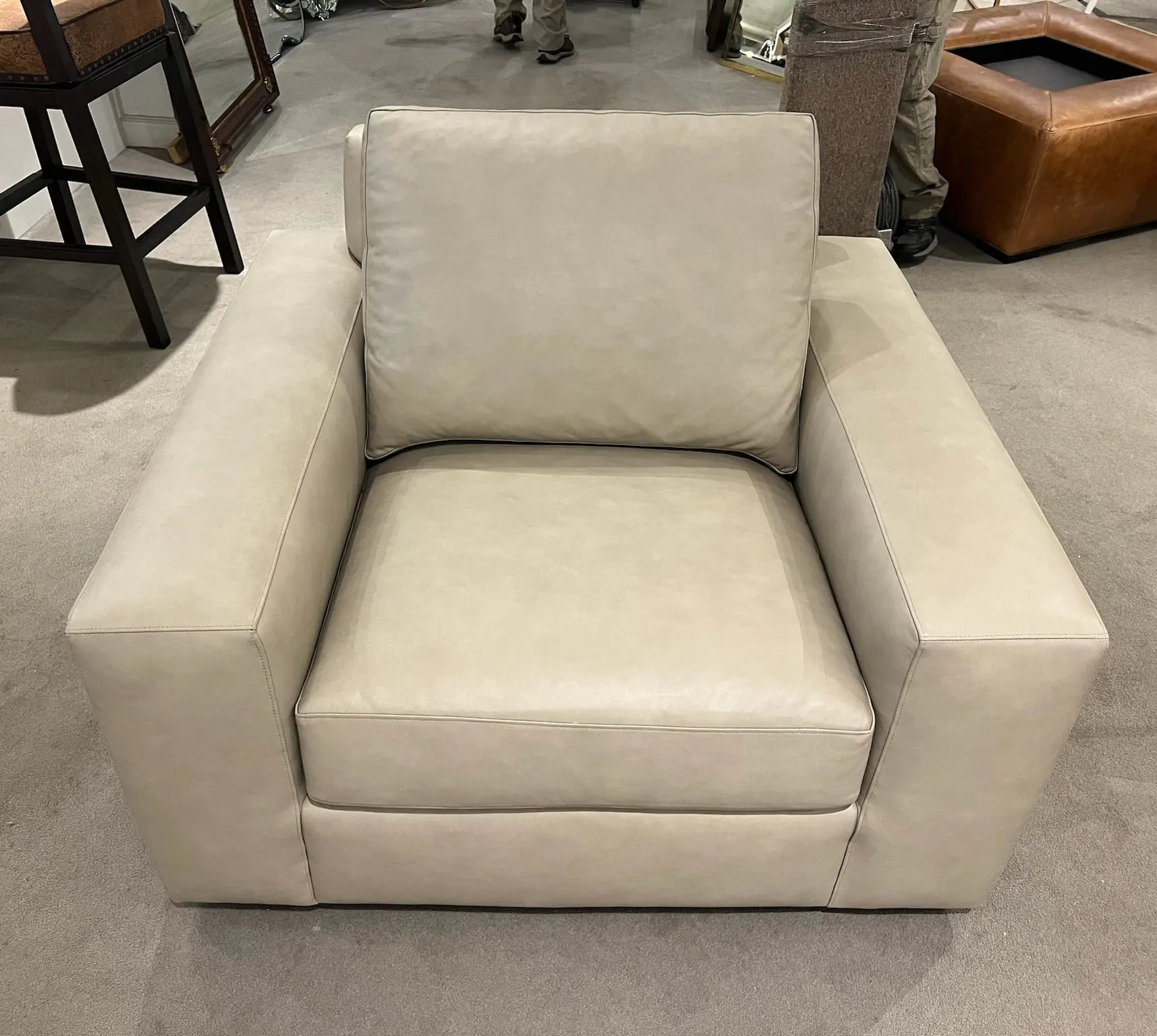 Hancock and Moore MD01-S Milan Swivel Chair