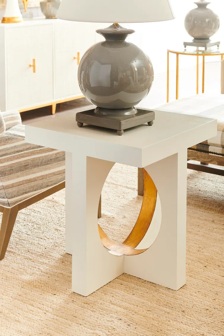 Chelsea House 385354 Swoop Side Table - White Chelsea House 385354 Swoop Side Table - White