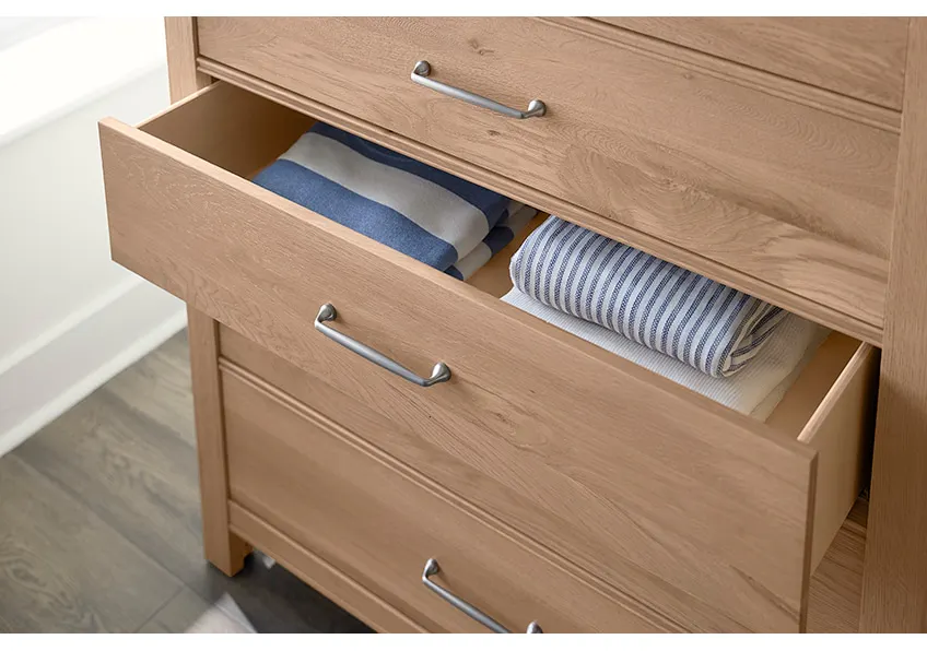 Vaughan Bassett 830-115 Chest of 5 Drawers in Clear Oak Vaughan Bassett 830-115 Chest of 5 Drawers in Clear Oak