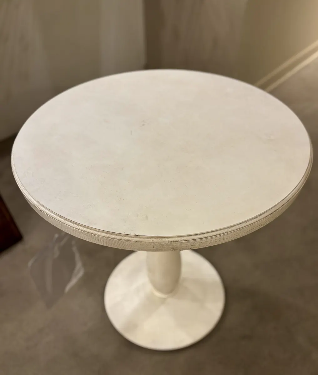 Century AE9-636/50 Cleo Pedestal Side Table Century AE9-636/50 Cleo Pedestal Side Table
