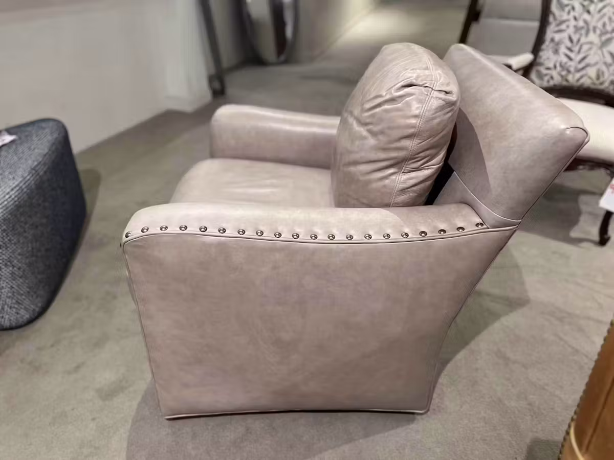 Century LR-17161/200 Camden Swivel Chair Century LR-17161/200 Camden Swivel Chair