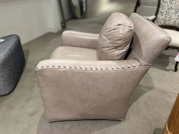 Century LR-17161/200 Camden Swivel Chair Century LR-17161/200 Camden Swivel Chair