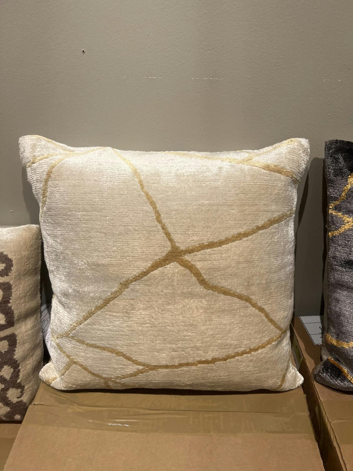 Maitland-Smith 8398-15/130 Kintsugi Cream Pillow Maitland-Smith 8398-15/130 Kintsugi Cream Pillow