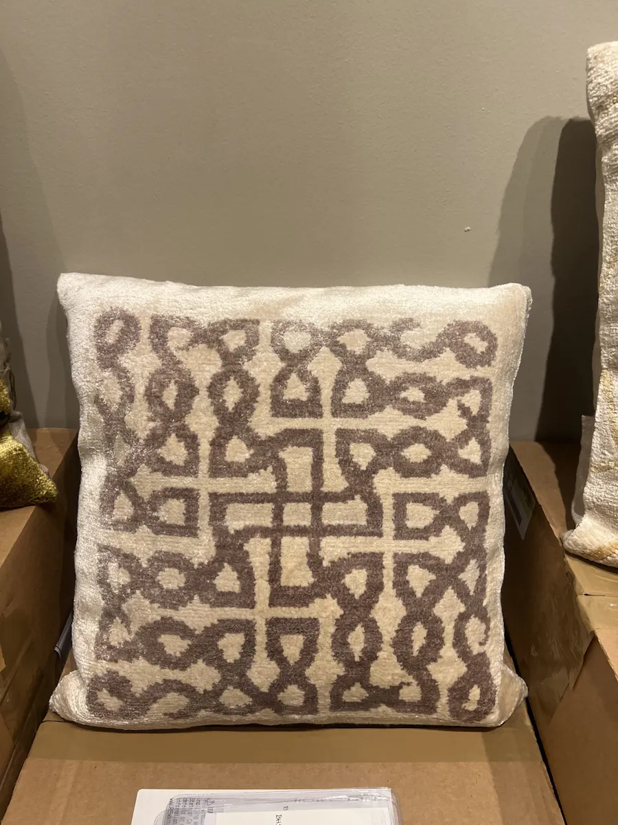 Maitland-Smith 8396-15/110 Labyrith Cream Pillow Maitland-Smith 8396-15/110 Labyrith Cream Pillow