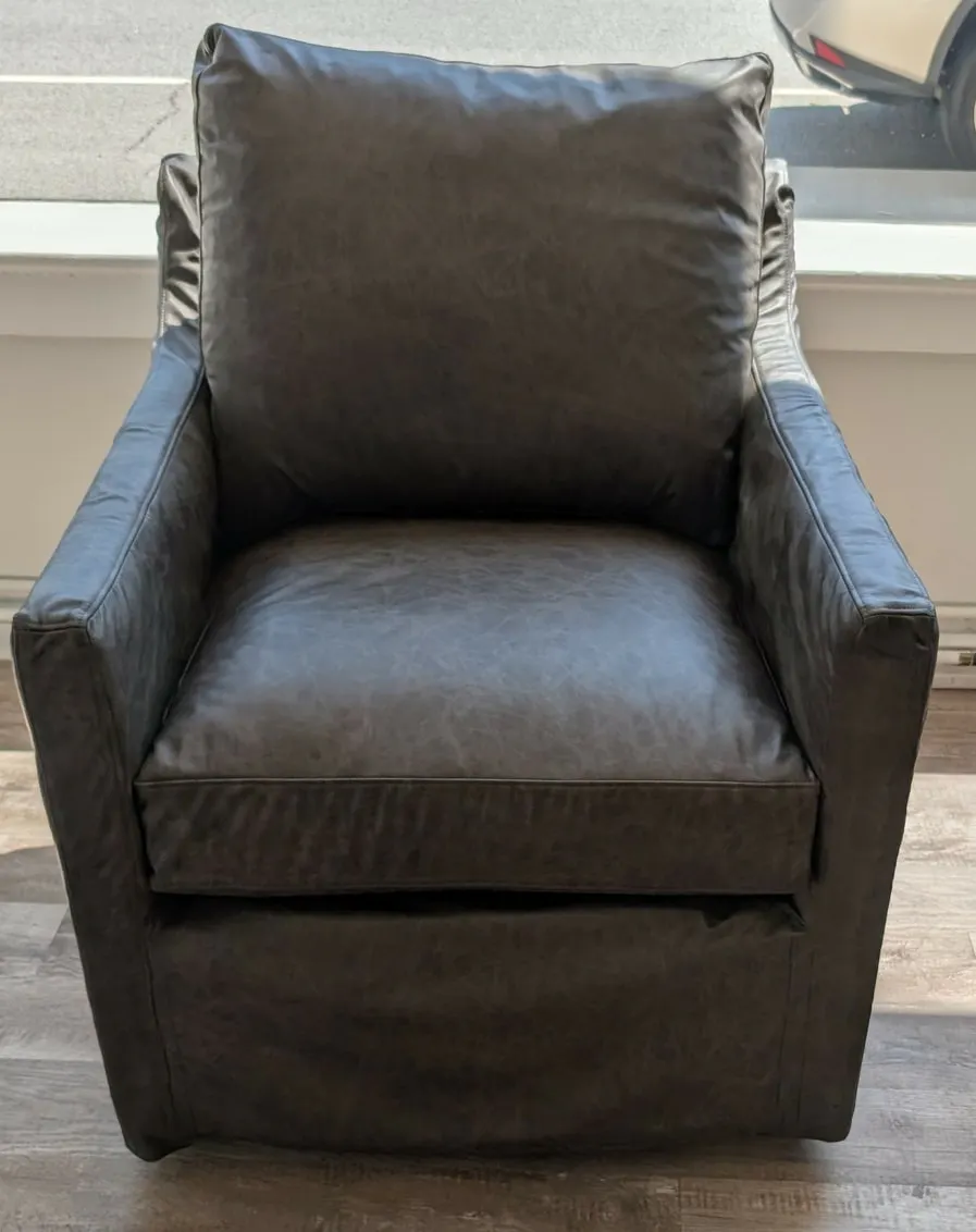 Four Seasons L-AC97XLC MILES XL LEATHER CHAIR Four Seasons L-AC97XLC MILES XL LEATHER CHAIR