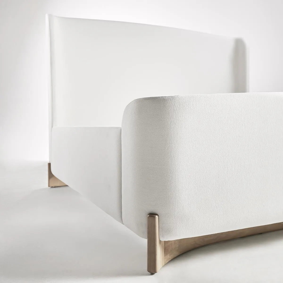 Jonathan Charles 500600-BLO-K-F067 Keel Upholstered US King Bed Jonathan Charles 500600-BLO-K-F067 Keel Upholstered US King Bed