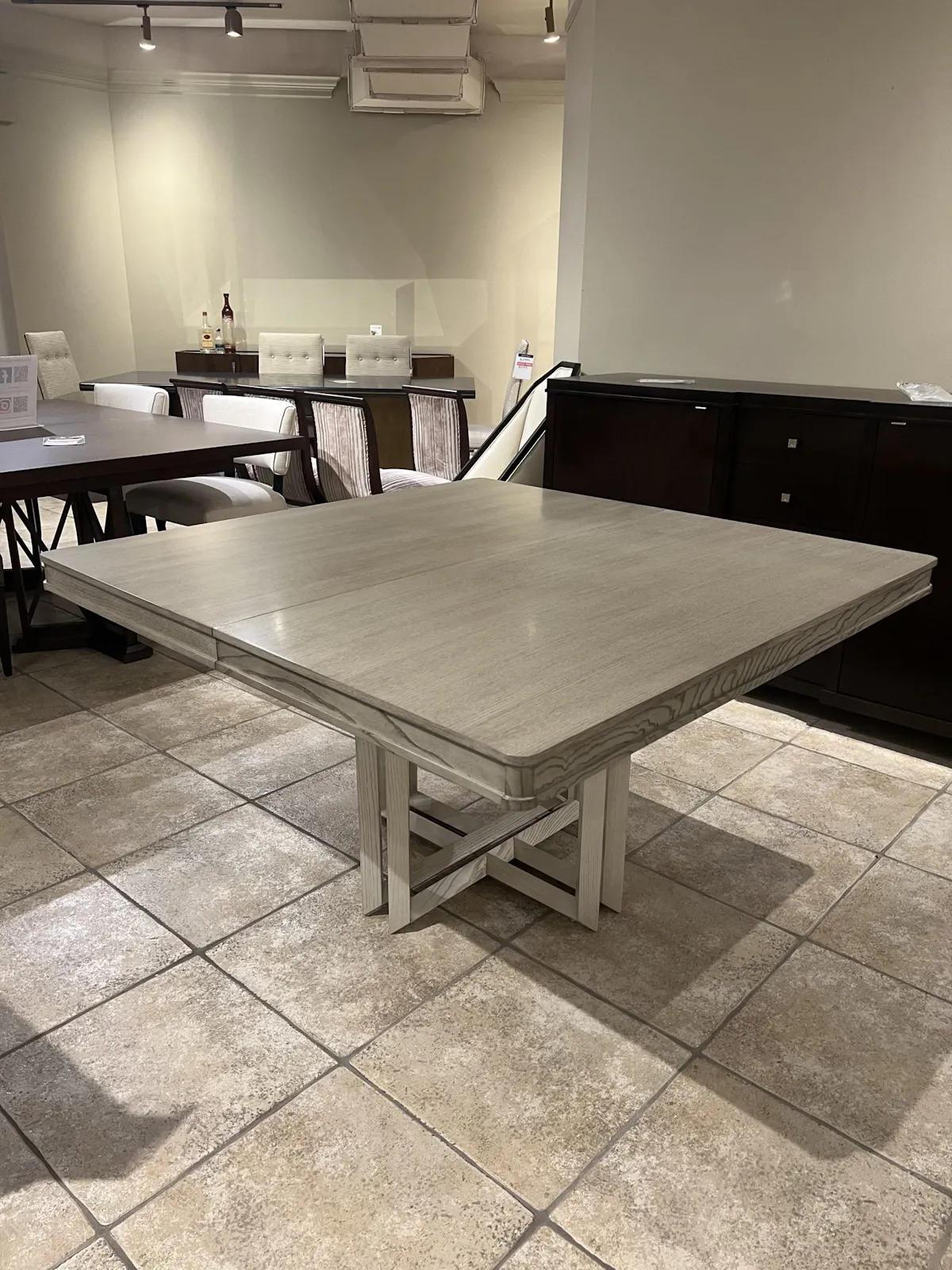 Hickory Chair HC3444-70/250,260 Hatton Dining Table Hickory Chair HC3444-70/250,260 Hatton Dining Table