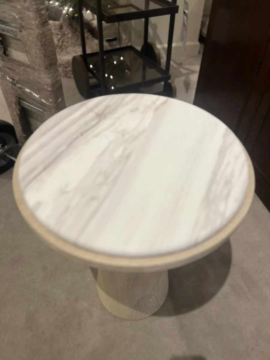 Century B32-625/50 Carino Side Table Century B32-625/50 Carino Side Table