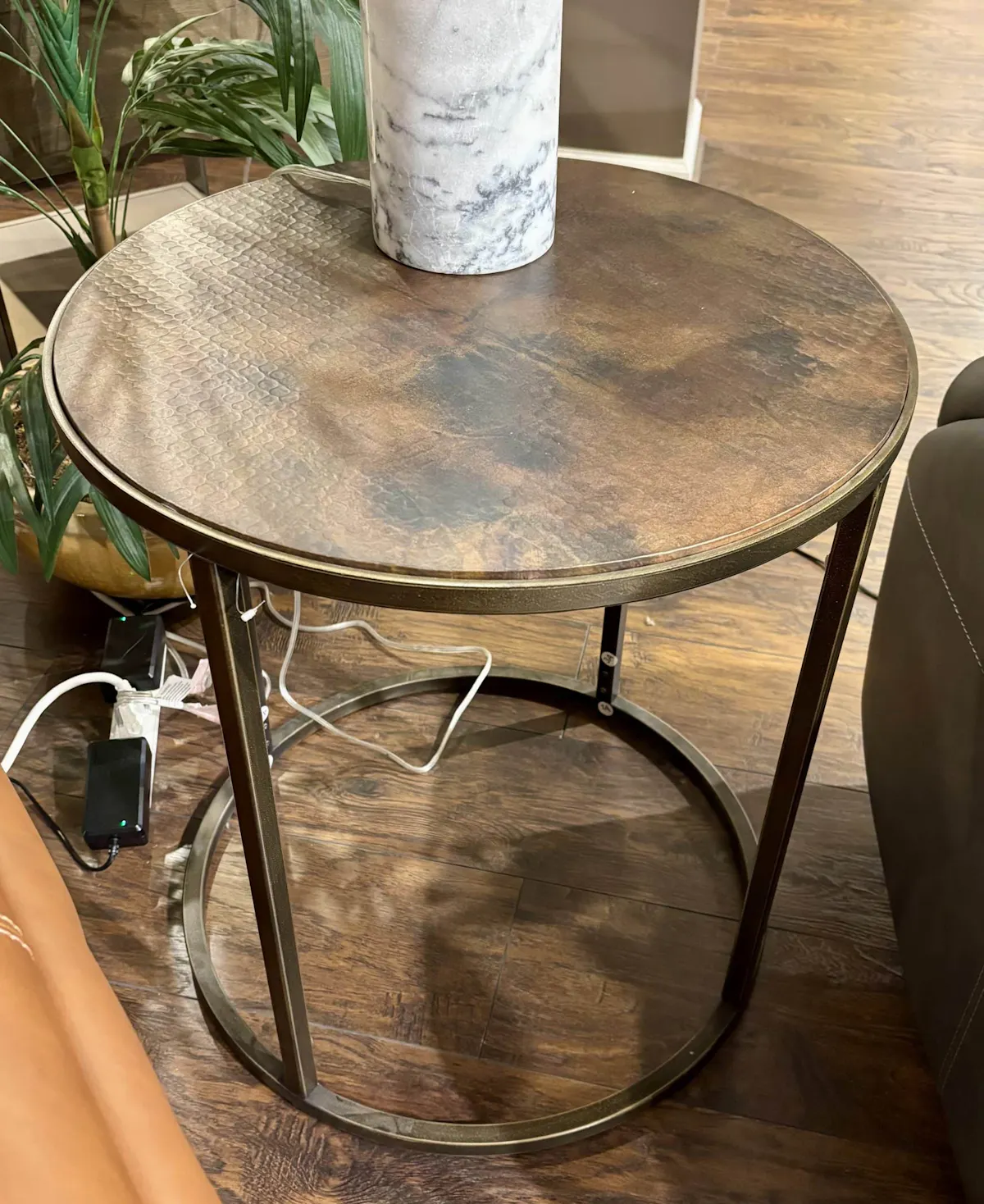 Hammary Furniture 553-918 Sanford Round End Table Hammary Furniture 553-918 Sanford Round End Table