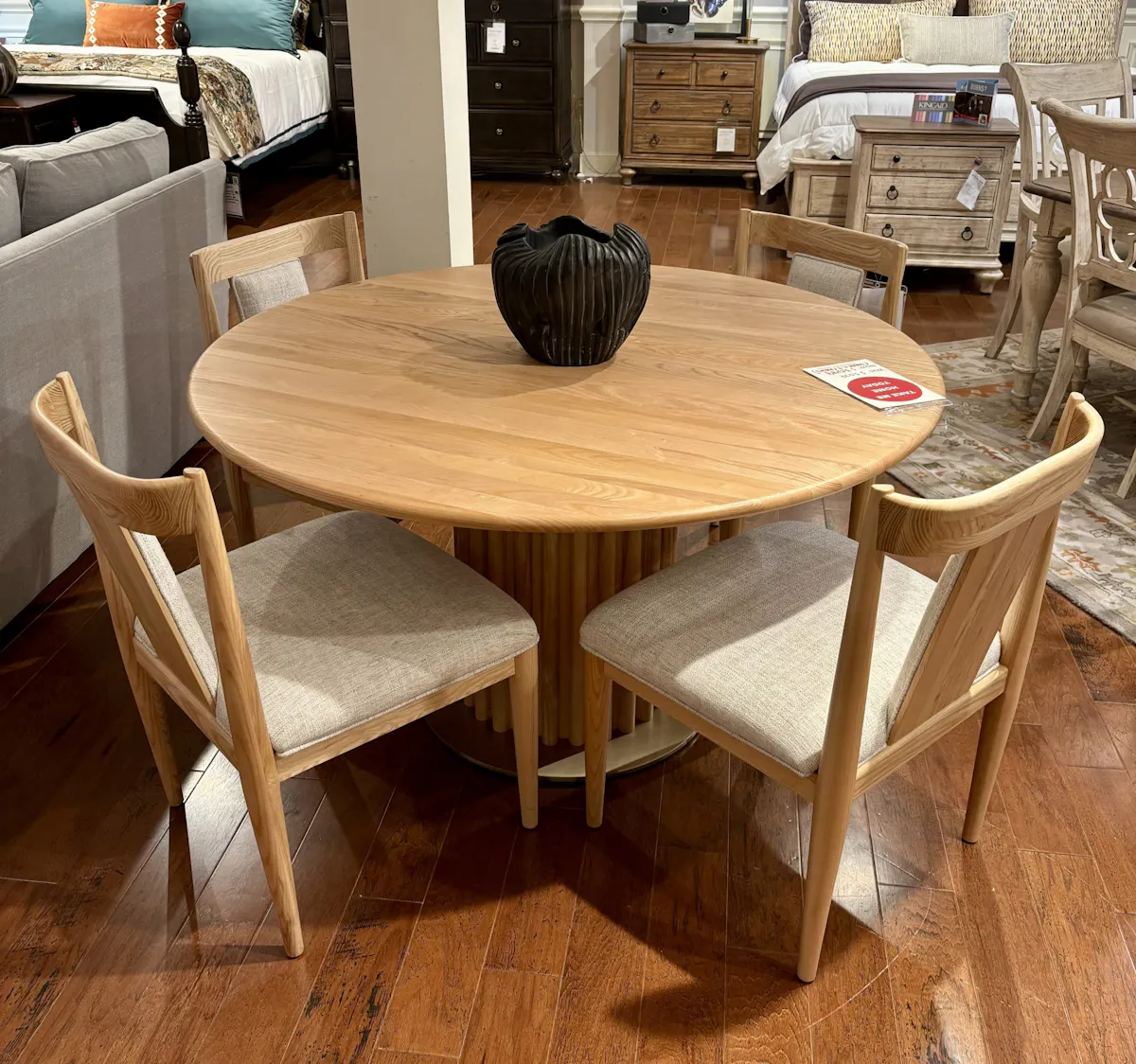 Kincaid 489-701P/489-636 Essence Dining Table and Chairs Kincaid 489-701P/489-636 Essence Dining Table and Chairs