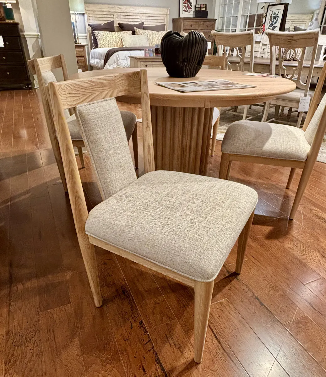 Kincaid 489-701P/489-636 Essence Dining Table and Chairs Kincaid 489-701P/489-636 Essence Dining Table and Chairs