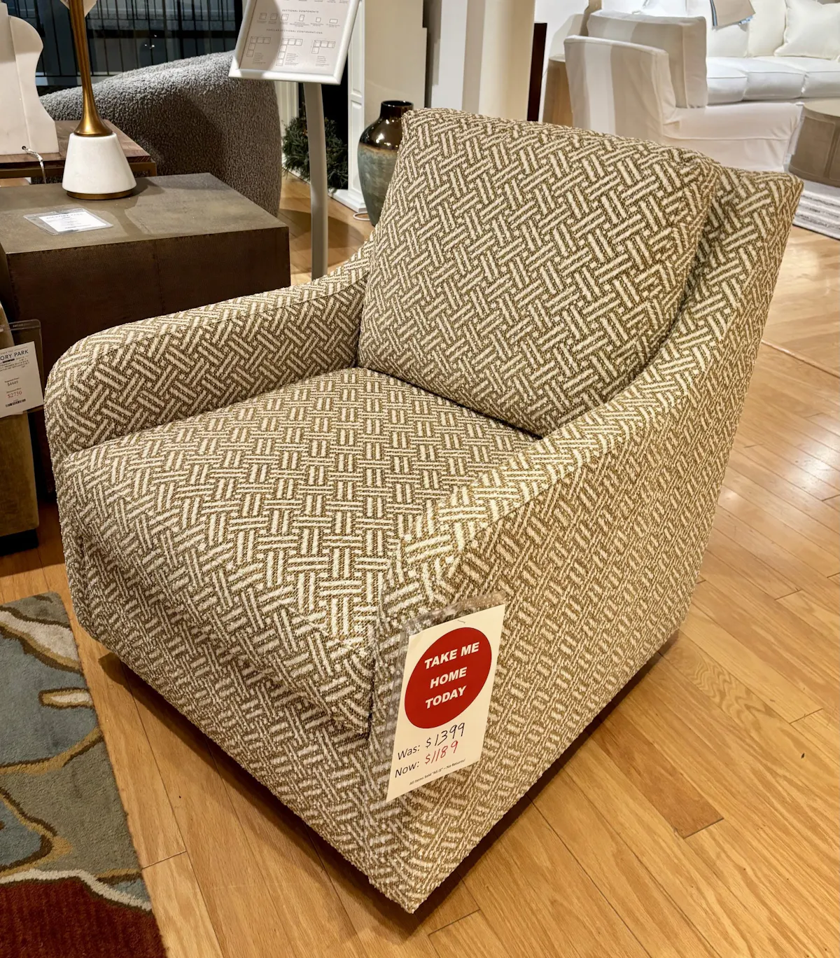Bassett 1334-09 Scarlett Swivel Glider Bassett 1334-09 Scarlett Swivel Glider