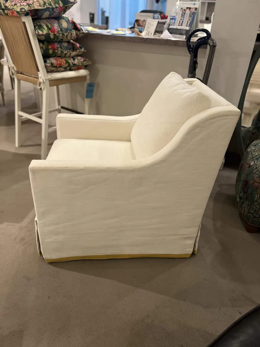 Highland House 1565SW/30 Antonio Skirted Swivel Chair Highland House 1565SW/30 Antonio Skirted Swivel Chair