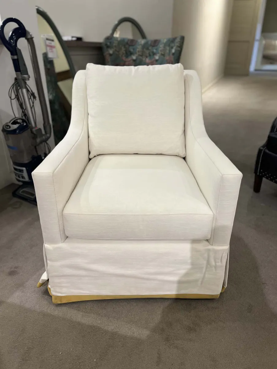 Highland House 1565SW/30 Antonio Skirted Swivel Chair Highland House 1565SW/30 Antonio Skirted Swivel Chair