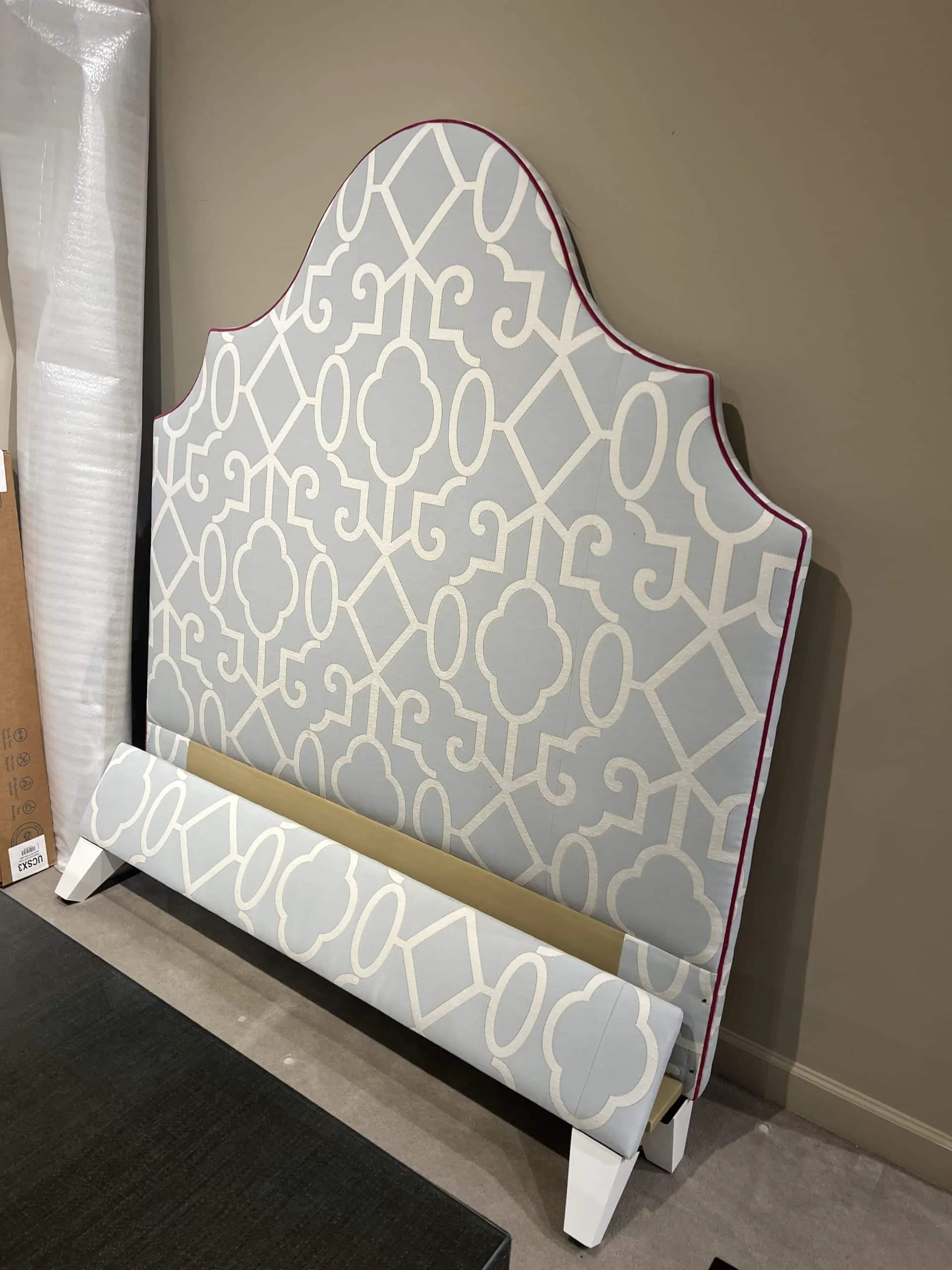 Century CR9-101-QU/20,30,40	Lafayette Fully Uph Bed – Queen