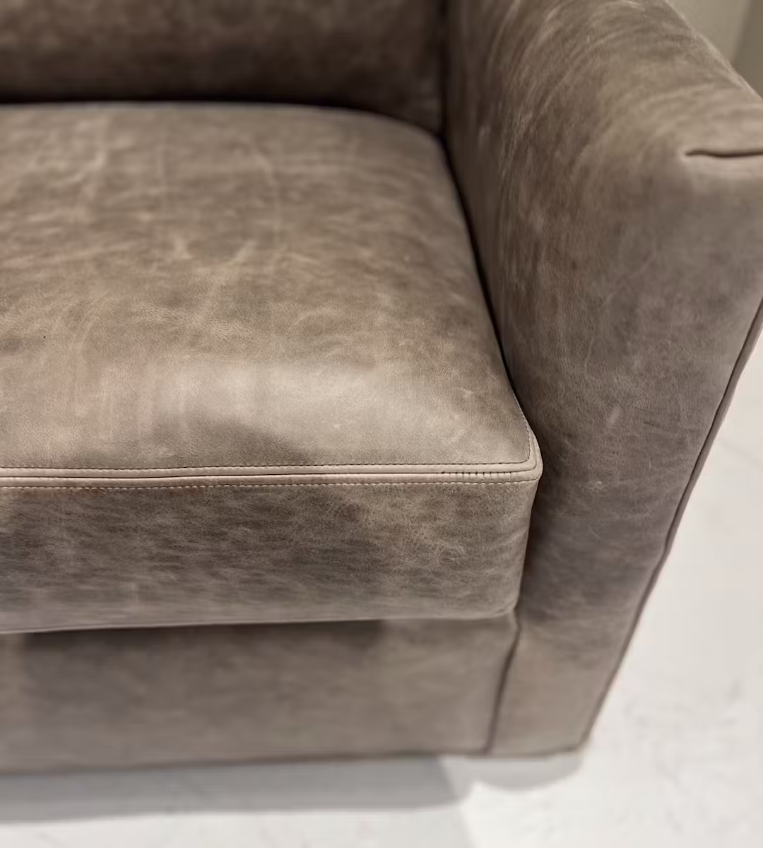 Century LR-C1035-2/290 Carsen Sofa Century LR-C1035-2/290 Carsen Sofa