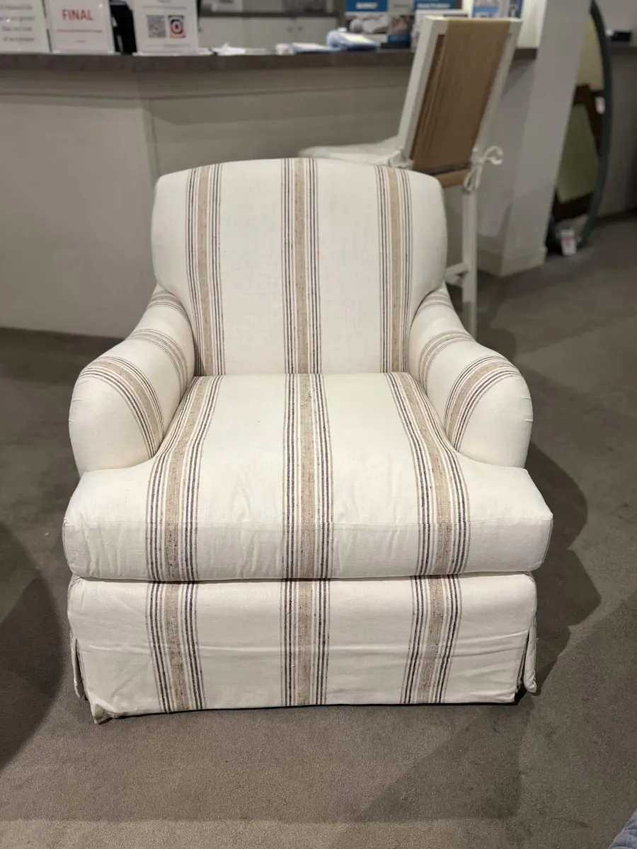 Highland House 2610SW/100 Pimilico Skirted Swivel Chair Highland House 2610SW/100 Pimilico Skirted Swivel Chair
