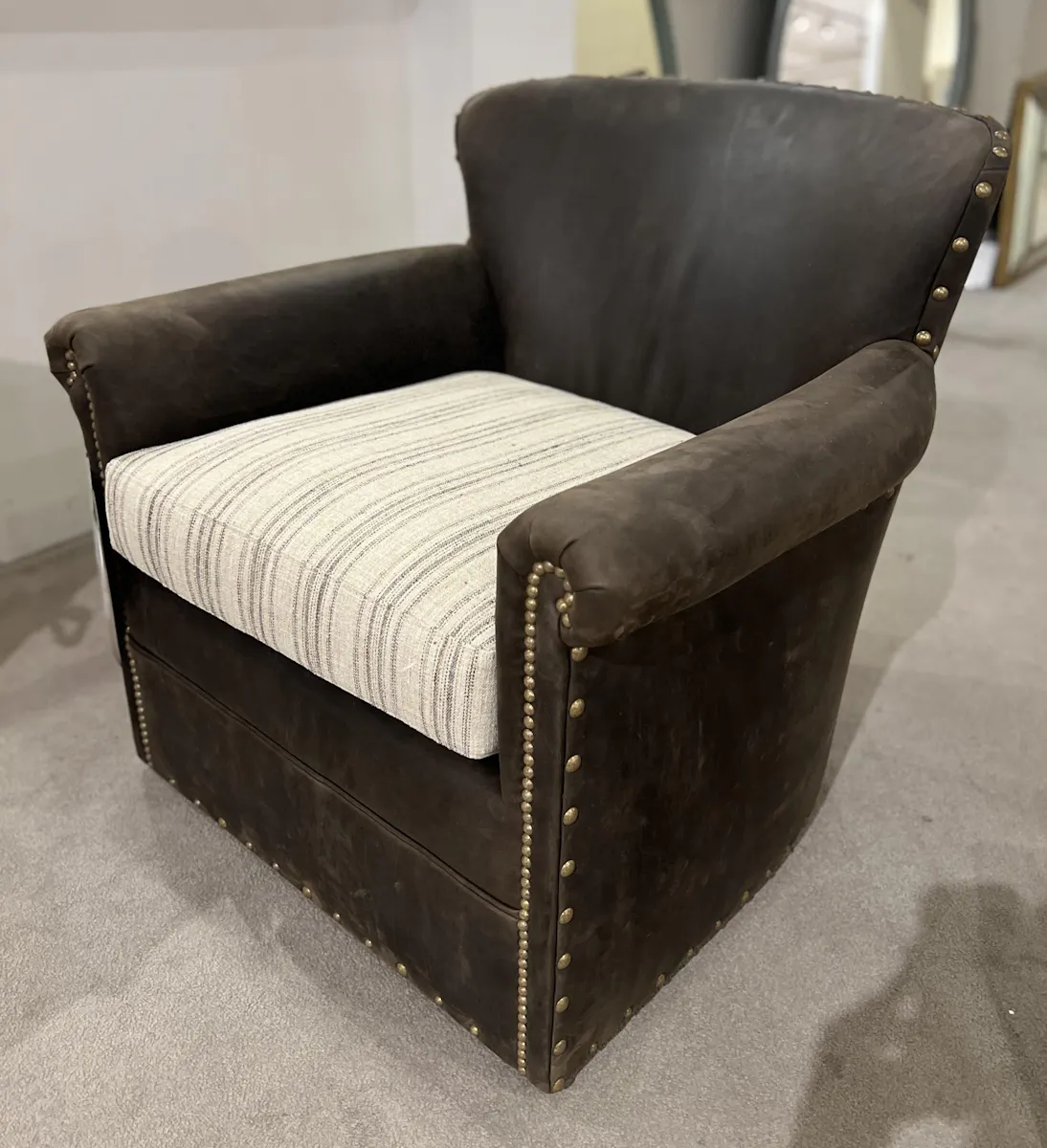 Hancock and Moore 5852-S/436 Traveler's Swivel Chair Hancock and Moore 5852-S/436 Traveler's Swivel Chair