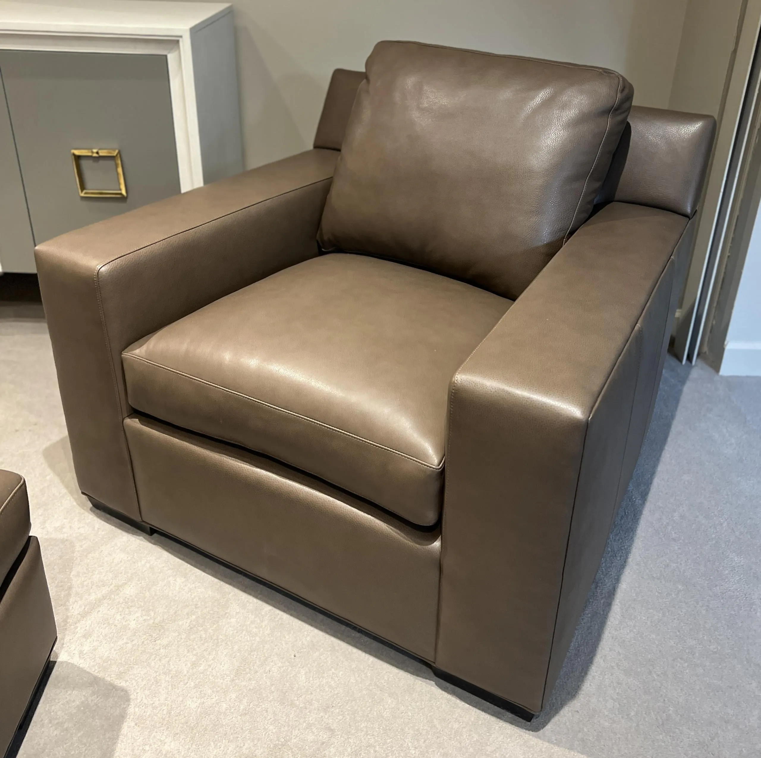Hancock and Moore E6870-1-TRU/1411 Octavius Chair at Factory Outlets by Hickory Park