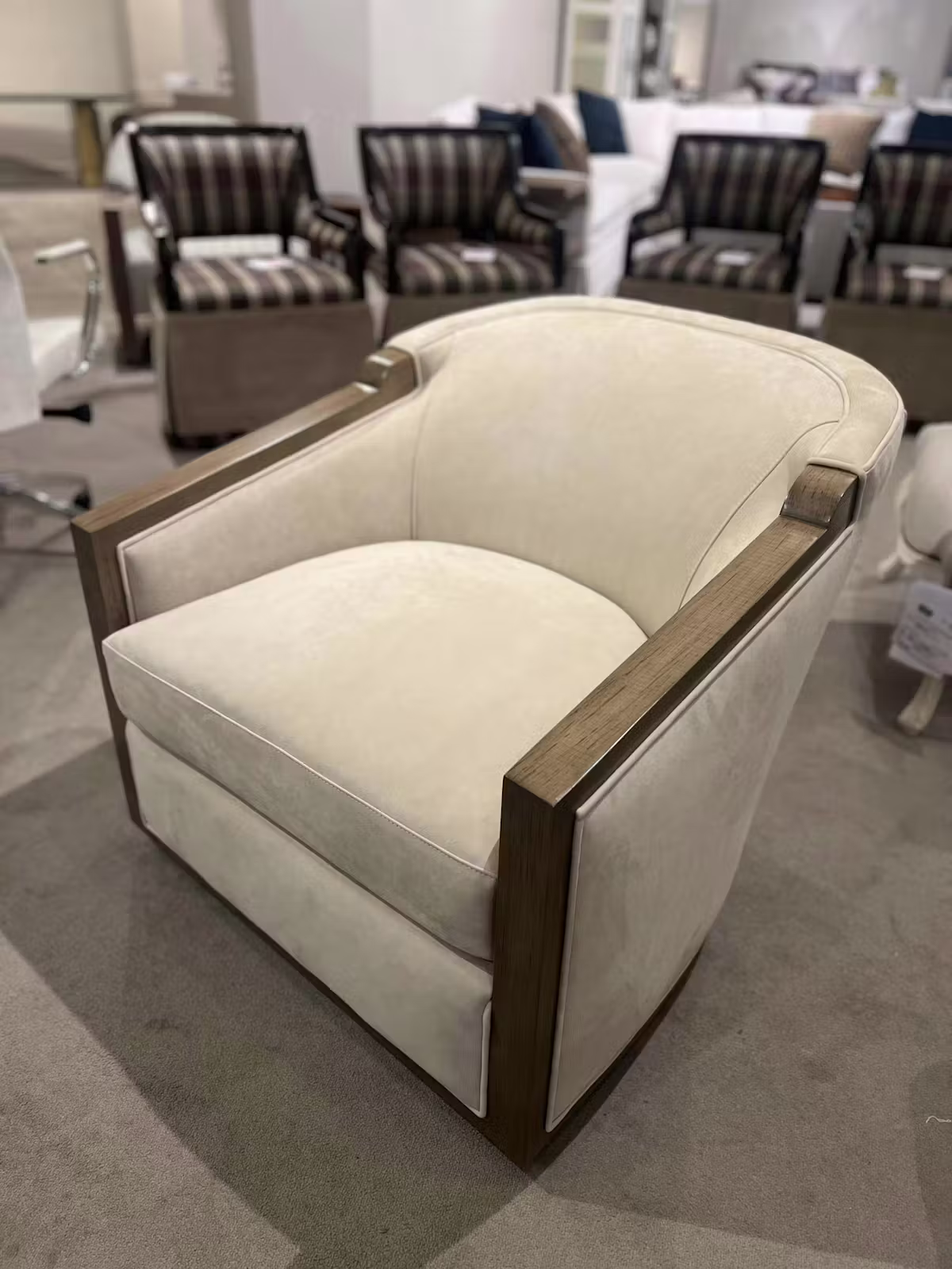 Jessica Charles 5341-S/10460 Gerhardt Swivel Chair Jessica Charles 5341-S/10460 Gerhardt Swivel Chair