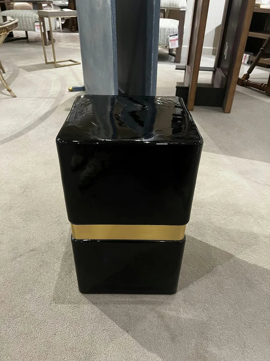 Century SF6092/210 Maverick Accent Table Century SF6092/210 Maverick Accent Table