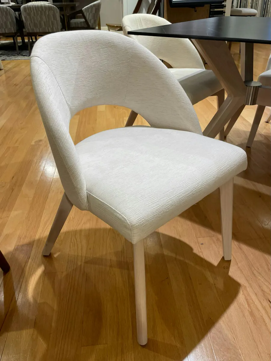 Canadel PRE04072 Downtwon Dining Table and Chairs Canadel PRE04072 Downtwon Dining Table and Chairs