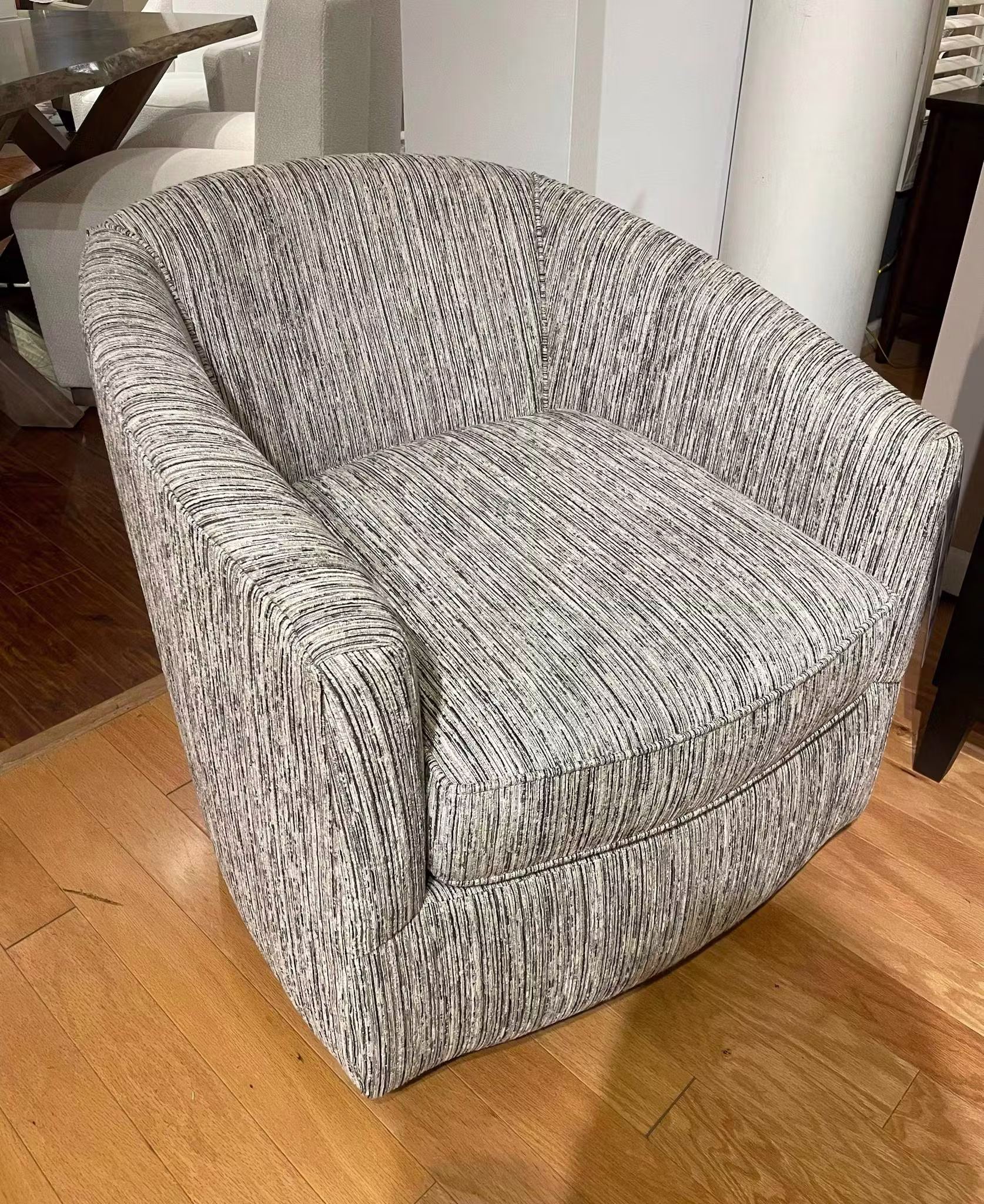 Bassett 2489-28 Maxwell Swivel Glider
