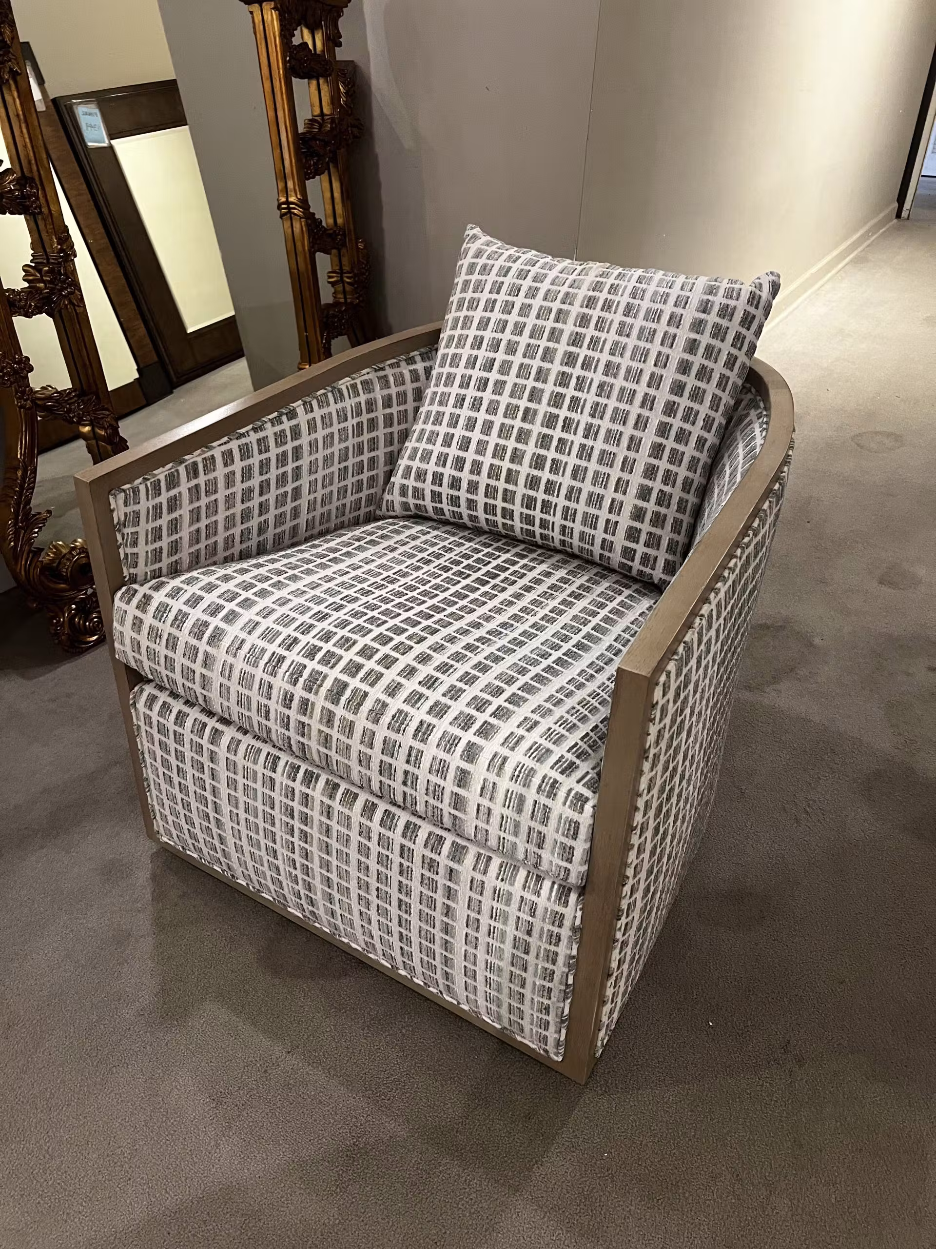 Century 3035/170 Owen Swivel Chair