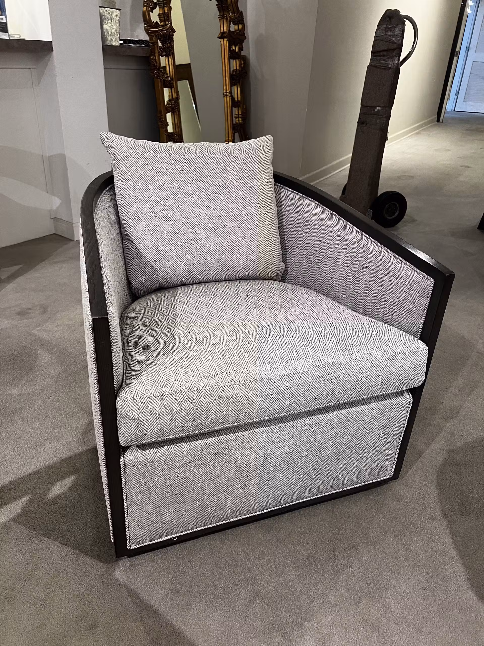 Century 3035/180 Owen Swivel Chair