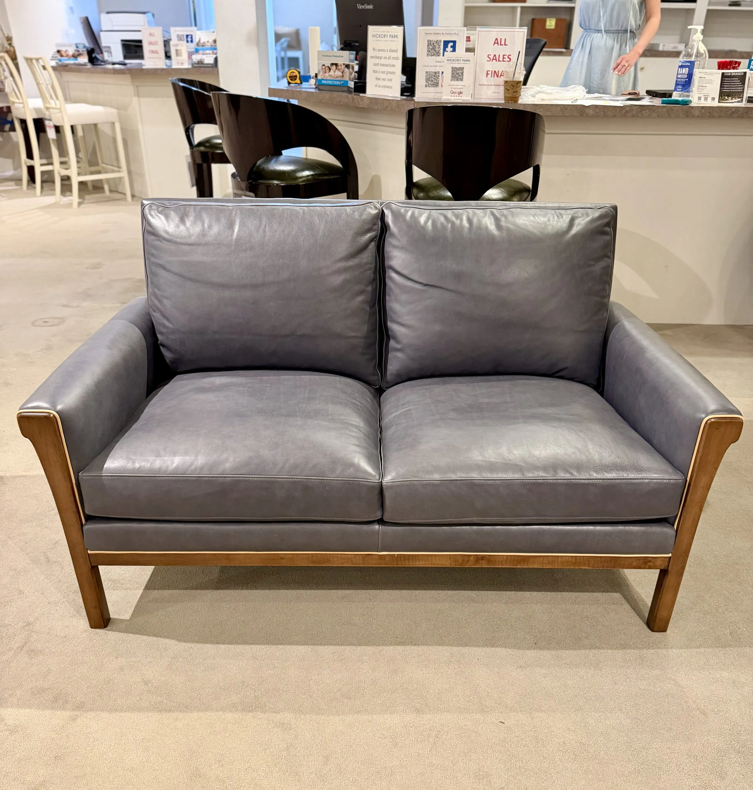 Hancock and Moore 6976/1416 Thadeus Settee